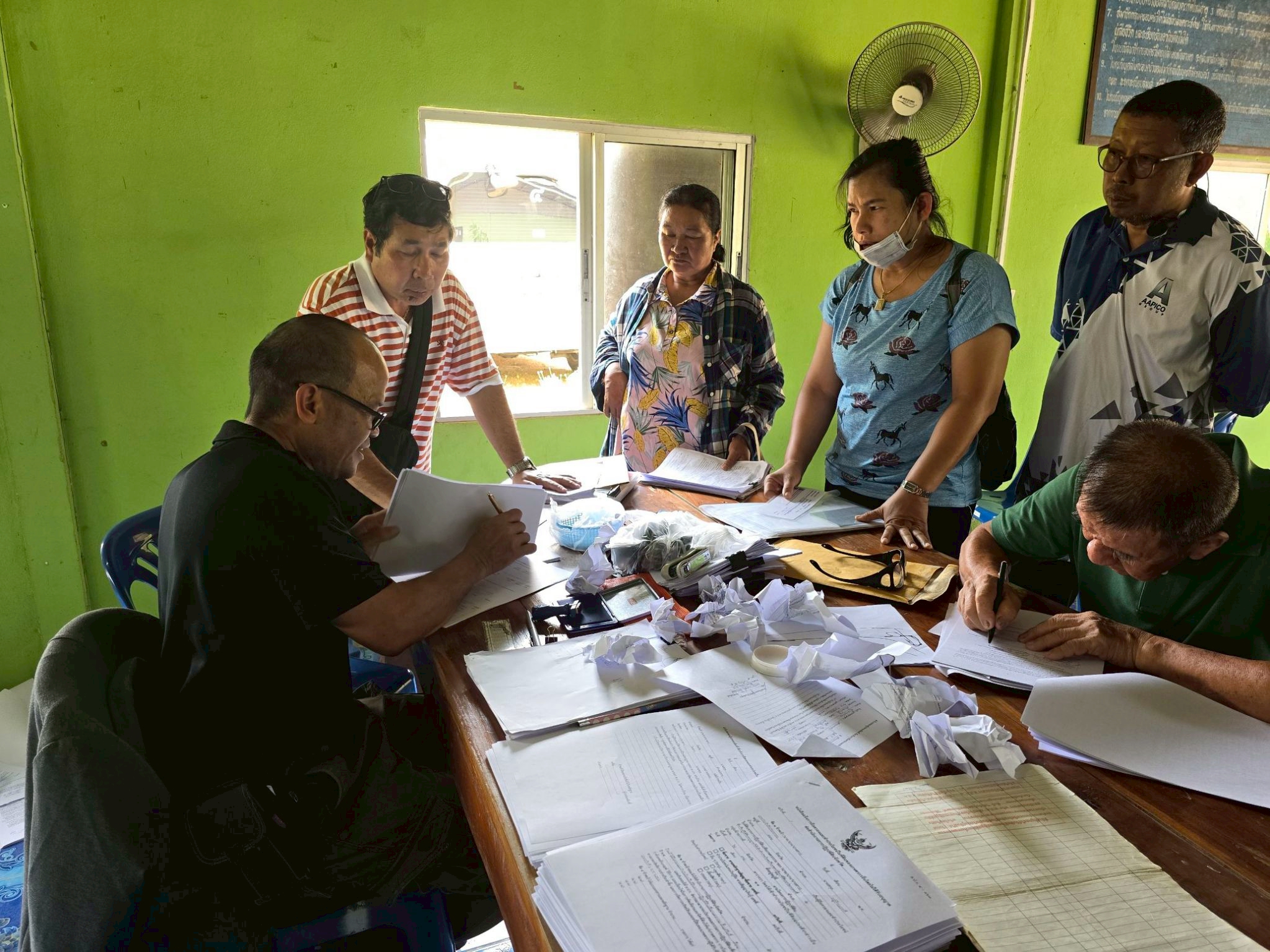 title - วันที่ 7 เมษายน 2569 นายวิทูล ประดิษฐ์บุญ ปฏิรูปที่ดินจังหวัดปราจีนบุรี มอบหมายให้ นายลิขิต ผันผ่อน ผู้อำนวยการกลุ่มกฎหมาย พร้อมด้วย เจ้าหน้าที่ ส.ป.ก.ปราจีนบุรี ลงพื้นที่ออกศูนย์บริการเคลื่อนที่ “Mobile Unit”  ยื่นคำร้องทั่วไปและปรึกษาข้อกฎหมายที่เกี่ยวข้องกับการปฏิรูปที่ดิน ณ ตำบลวังตะเคียน อำเภอกบินทร์บุรี จังหวัดปราจีนบุรี